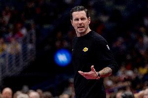 雷迪克：过去14场采用区域联防以来 我们的防守表现好多了