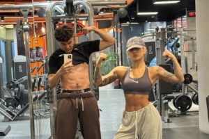 一起练出腹肌！李添荣女友晒近照：新年快乐