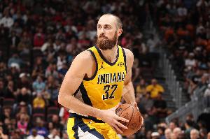 打得太好就下去吧？赫夫半场7中6砍18分&三分6中5 但仅捞到9分钟