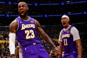 指哪儿打哪儿！詹姆斯三分线外灵犀一指 海斯起飞空接炸筐重扣