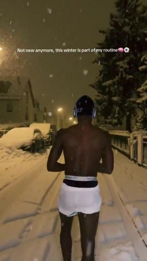 练家子！杰克逊晒视频自己只穿一条短裤在大雪中行走：这是我日常