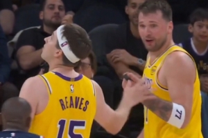 关键时刻造犯规两罚！邓恩追着东契奇喷其骗犯规 后者嘻笑回应