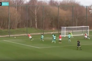 未来可期！曼联15岁小将小角度爆杆破门，卡里克在场下目睹