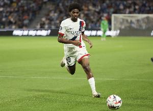 队报：18岁小将姆巴耶在巴黎连续三场未登场 他的一脚触球是短板