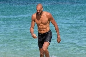 八块腹肌！戈贝尔海边度假放松不忘保持训练