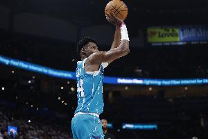 不手软！布兰登·米勒三分命中还打成2+1 率队紧咬比分