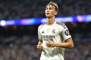 罗马诺：赫伊森右小腿肌肉受伤，预计伤缺5-7天将力争出战本菲卡