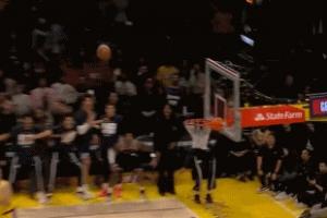 惊魂时刻！詹姆斯边线球失误 巴图姆追身三分差点绝平