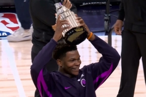 森林狼迎战独行侠 赛前华子在球迷们的欢呼声举起全明星MVP奖杯