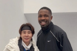 王濛晒照，身穿国米球衣与小图拉姆、泽林斯基、维耶里等人合影