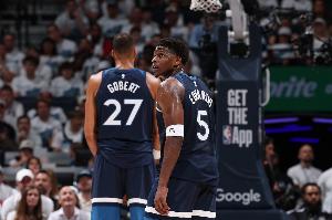 戈贝尔谈爱德华兹关键球的进步：他的决策是关键 学会了信任队友