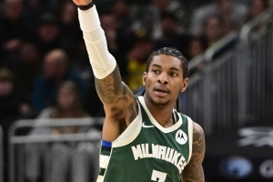 波特15投10中得到25分2板7助 末节独得13分把比赛打成垃圾时间