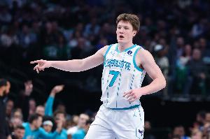 奋力反击！黄蜂外线开炮连续三分命中 迅速迫近比分打停骑士