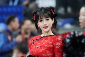 北京男篮主场啦啦队晒队员照：初五迎财神啦