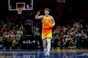 这是新秀？！克尼佩尔三分命中数超米切尔联盟第一 出手少57次