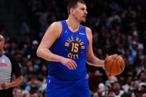 哥你轻点揍！约基奇半场13中8轻松得到24分5板4助3断 三分4中3