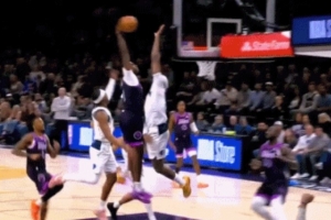 帅炸了！纳兹·里德潇洒背运过人 杀入内线单臂滑翔隔扣加福德