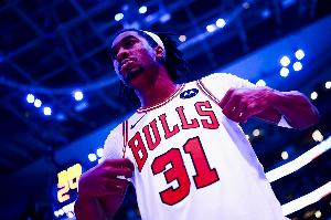 多诺万：艾维去检查了膝盖酸痛的情况 他还未达到曾经的水准