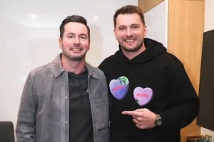 你对时尚一窍不通！东契奇给主教练送礼 送上自己同款Dior夹克