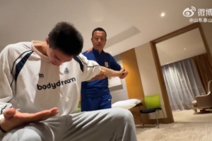 贴心守护，山东泰山医疗团队默默地为球队每一步前行保驾护航！