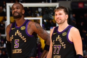 无惧伦纳德钳制！东契奇人缝中送击地妙传 助飞艾顿双手暴扣