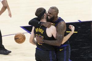 里夫斯：我从小是科比球迷不粉詹姆斯 如今每天和他在一起很有趣