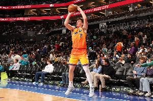 当面超越！克尼佩尔迎着米切尔三分 超越后者升新秀三分榜第二