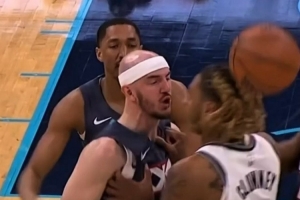 有点火气！卡鲁索和克洛尼争抢中相互推搡 双方各吃1T