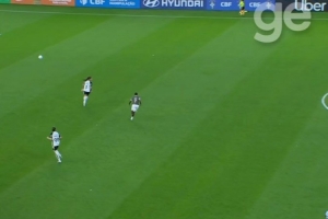 声援！弗鲁米嫩塞女足球员进球后模仿维尼修斯庆祝动作