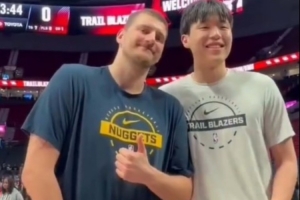 害羞了！杨瀚森赛前和偶像约基奇聊天：我不是真想亲你