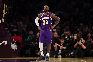 媒体人：詹姆斯95%的概率还会打一个赛季 会有退役巡演赛季！