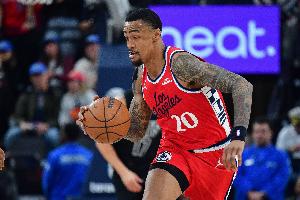 希望无大碍！船记：科林斯因头部受伤 本场比赛回归成疑