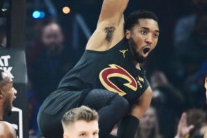 冲杀内线！米切尔半场9中3&罚球9中8 拿下15分1助攻2抢断