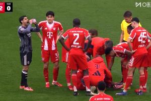 非常沮丧！戴维斯伤退直接返回更衣室，伊藤洋辉替补登场