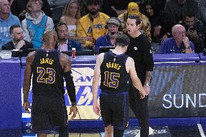 詹姆斯：出色的进攻来自不断转移球 我和东里要带头减少失误