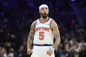 媒体人：尼克斯球员太闷了 阿尔瓦拉多能搅和局面&上去对喷对着干