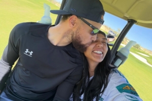 撒狗粮♥！阿耶莎晒出自己与库里恩爱合照：我的一生挚爱！