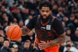 鲁媒：鲍威尔离队 山东正在全力以赴联系小外援 已有两个重点人选