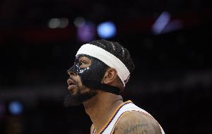 伤不起！古德温也出现受伤情况 战术犯规后一瘸一拐走回更衣室