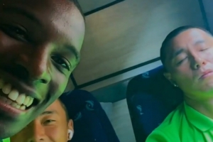 法比奥偷拍队友熟睡画面：谁让你跟我坐同一辆车呢，这就是下场啦