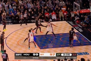 防守建功！布伦森奋力堵枪眼 造成阿门进攻犯规