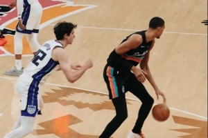 文班左手胯下起手晃人接暴扣！克劳福德坐不住了：