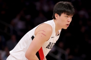 拓媒：无论杨瀚森上不上都有很多媒体跟着他 不上他球迷就不满意