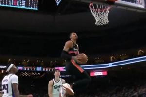 你怎么不去扣篮大赛！文班闪电交叉步突破 侧身滑翔双手风车暴扣