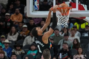 文班上演突破风车暴扣！耐克官方：裁判应该吹他一个违反物理定律