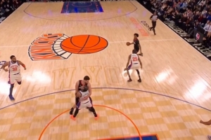 站得很稳！布伦森罚球线站位被申京撞倒吃到犯规 尼克斯挑战成功