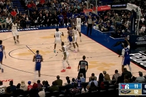 乌布雷突破内线欲上篮得手 小乔丹化身禁飞守护神送出排球大帽