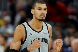 解说：国王拿文班亚马没什么办法 抵抗三节已经是极限了