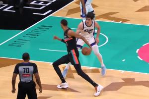 乔丹动作！文班丝滑假转身晃飞防守 凌波微步滑翔暴扣没人能拦