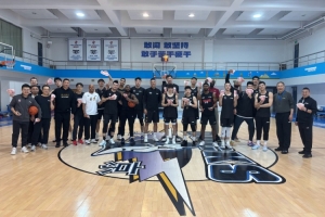 满屏百元大钞！孙亚辉晒北京男篮开工合影 翟晓川给球队发红包